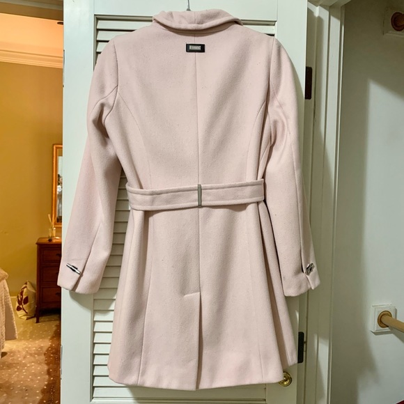 CALVIN KLEIN PINK COAT. BUTTON AND TIE CLOSURE. GOOD CONDITION SIZE SMALL - Picture 3 of 11